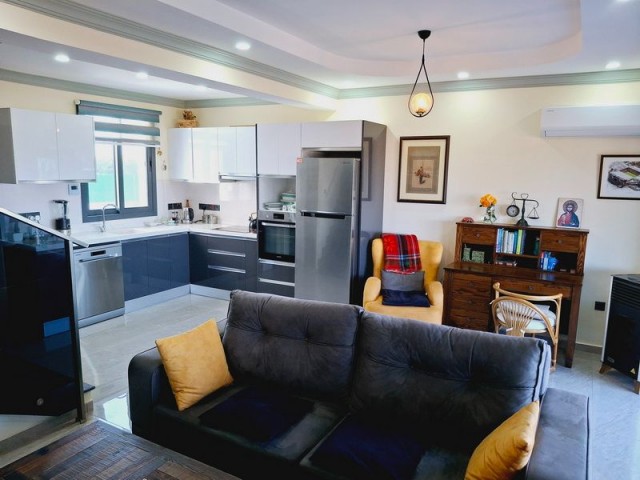 Karşıyaka'da Deniz Yakın Satılık Modern 2 Yatak Odalı Sıralı Villa - Fotoğraf 4