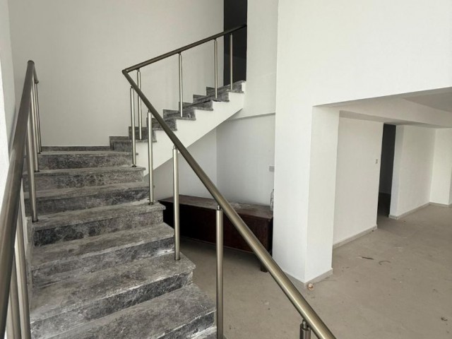 Lefkoşa Sanayide 2000 M2 Satılık İşyeri - Fotoğraf 3