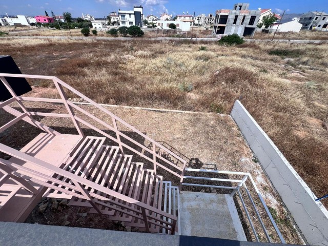 BOĞAZTEPE'NİN GÜZEL BÖLGESİNDE YENİ İNŞA EDİLMİŞ LÜKS TAŞ TARZI 3 YATAK ODALI BUNGALOV