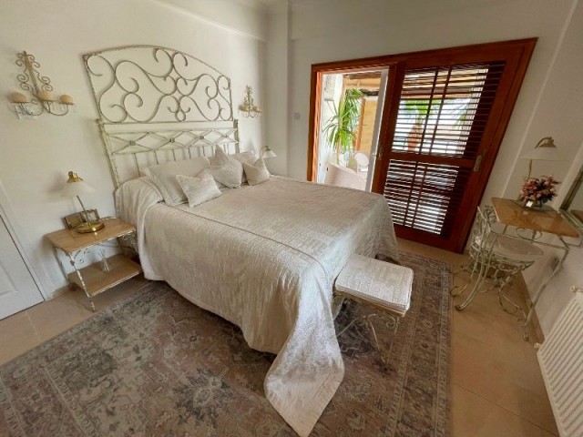 www.busybeesestateagents-cyprus.com MUHTEŞEM  3 YATAK ODALI, HAVUZLU, HARIKA MANZARALI VE ÇOK SAYIDA EKSTRA ÖZELLIĞE SAHIP VILLA – ESENTEPE