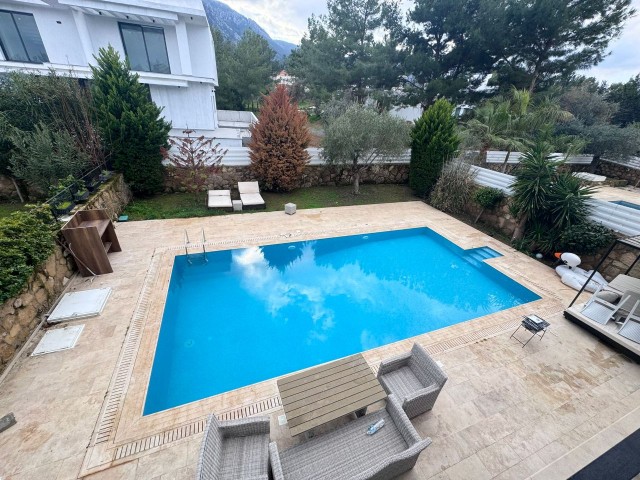 Kıbrıs Girne Alsancak Bölgesinde Özel Havuzlu ve Full Eşyalı Satılık 4+1 Lüks Villa - Fotoğraf 2