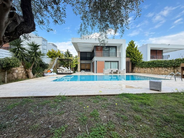 Kıbrıs Girne Alsancak Bölgesinde Özel Havuzlu ve Full Eşyalı Satılık 4+1 Lüks Villa - Fotoğraf 4