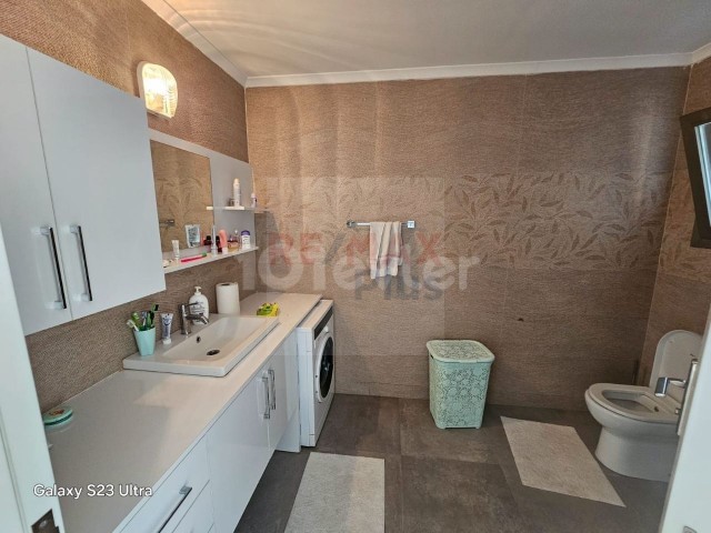 Girne Merkezde 3+1 Dubleks Penthouse – Türk Koçanlı, Ebeveyn Banyolu, Kilerli, Full Eşyalı, Deniz ve Dağ Manzaralı