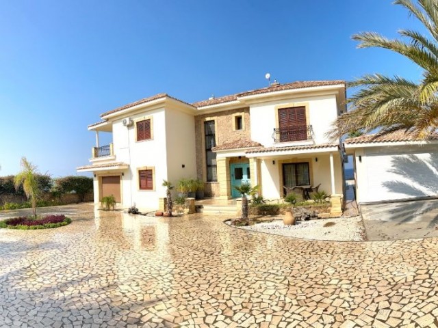 Girne Esentepe'de Sun Valley Yakını Denize Sıfır Tekne için İskele Yapımına Uygun Lüks Satılık 4+1 villa - Fotoğraf 1