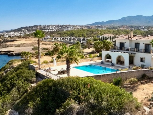 Girne Esentepe'de Sun Valley Yakını Denize Sıfır Tekne için İskele Yapımına Uygun Lüks Satılık 4+1 villa - Fotoğraf 3