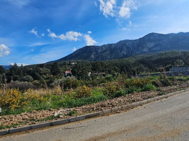 Girne Karşıyaka'da Denize Yürüme Mesafesinde Satılık 800m2 Muhteşem Arsa - Fotoğraf 1