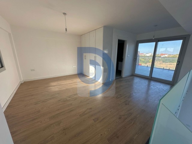 Girne Alsancak Camelot Plajı Yolunda | Deniz & Dağ Manzaralı 2+1 Loft | Geniş Teraslı Lüks Yaşam! - Fotoğraf 4