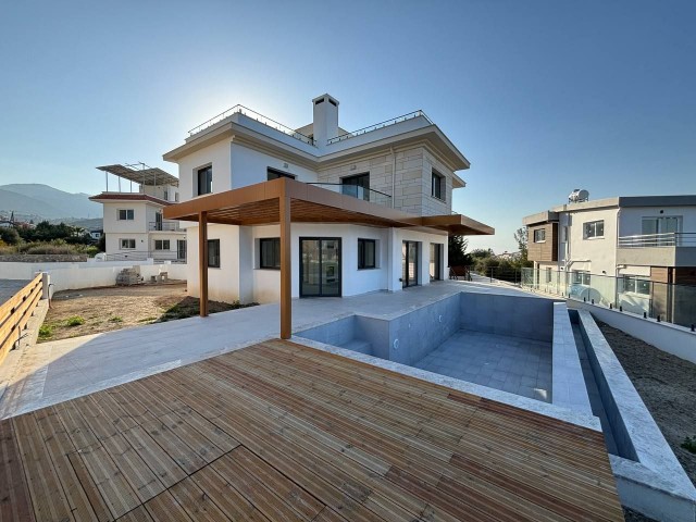 Alsancak Harika Villa 600m2 Arsa İçinde - Fotoğraf 1