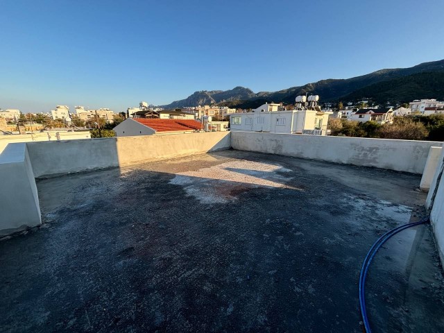 Girne Alsancak'ta Haziran 2025 Anahtar Teslimli Teraslı Büyüleyici Satılık 2+1 Penthouse - Fotoğraf 3