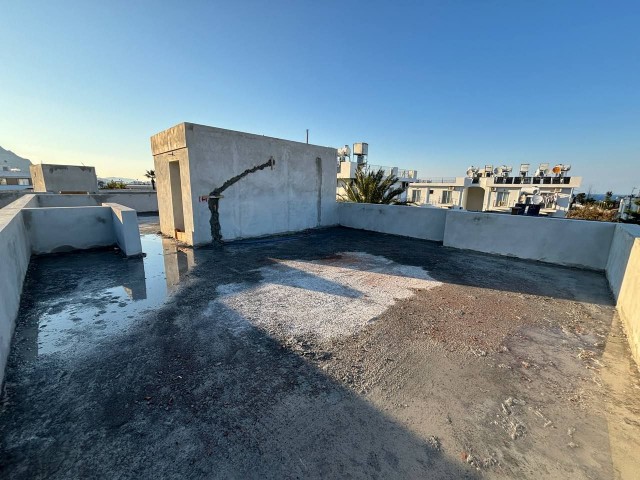 Girne Alsancak'ta Haziran 2025 Anahtar Teslimli Teraslı Büyüleyici Satılık 2+1 Penthouse - Fotoğraf 4