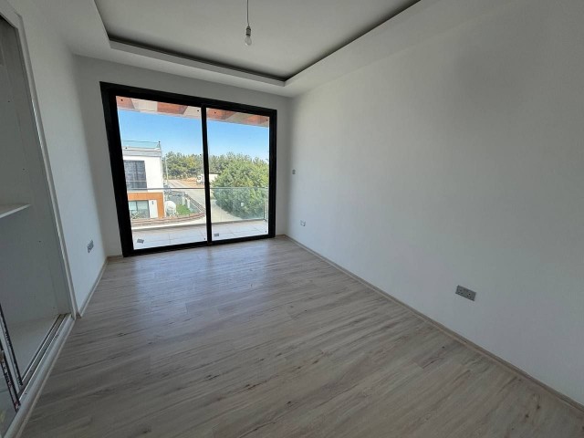 Girne Alsancak'ta Plajlara Yakın Konum'da Deniz Tarafı Satılık Fevkalede 3+1 Villa