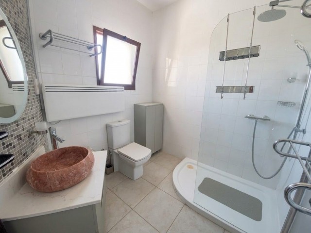 Özel Taşma Havuzlu, Deniz Manzaralı ve Güneş Enerji Sistemli Muhteşem 3 Yatak Odalı İkinci Sıra Villa - Fotoğraf 1