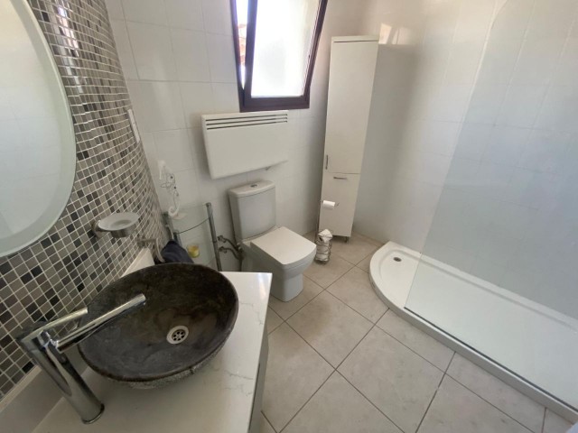 Özel Taşma Havuzlu, Deniz Manzaralı ve Güneş Enerji Sistemli Muhteşem 3 Yatak Odalı İkinci Sıra Villa - Fotoğraf 2