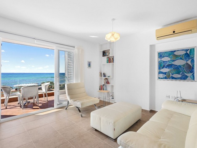 Muhteşem Yenilenmiş 3 Yatak Odalı Seafront Penthouse – Türk Tapu, En İyi Konum, İç Merdivenli Tasarım - Fotoğraf 3