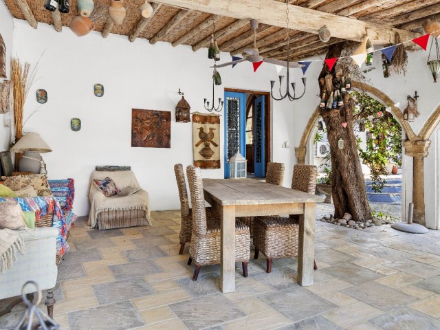 Sadece Acorn Estate Agents Aracılığıyla Satışta – Muhteşem Bahçelere Sahip Büyüleyici 2 Yatak Odalı Villa + 1 Yatak Odalı Taş Misafir Evi - Fotoğraf 1