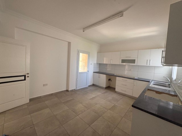 Girne Lapta da 140 m2 3+1 Satılık Daire! - Fotoğraf 4