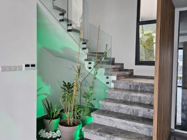 Girne’nin Gözdesi Çatalköy’de Önü Kesilmez Muhteşem Deniz Manzaralı 4+1 Havuzlu Lüks Villa - Fotoğraf 2