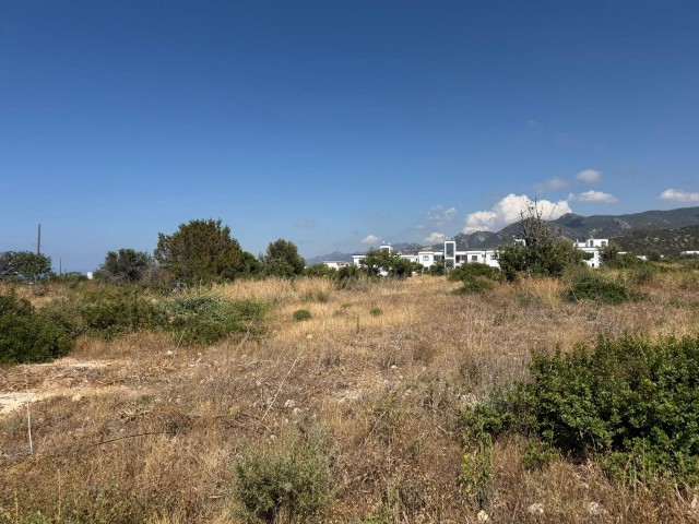 Girne Edremitte 850 m2 satılık arsa.