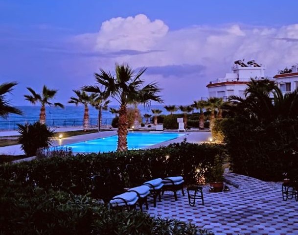 Girne Lapta da denize sıfır 3+1 satılık daire. - Fotoğraf 1