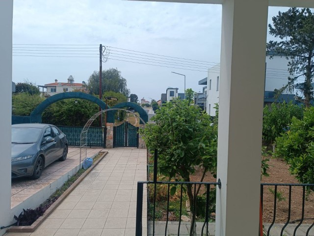 Girne Karşiyaka da 1 dönüm arsa içinde satılık 3+1 villa. - Fotoğraf 1