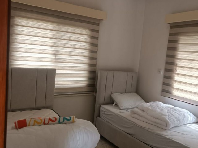 Girne Karşiyaka da 1 dönüm arsa içinde satılık 3+1 villa. - Fotoğraf 2