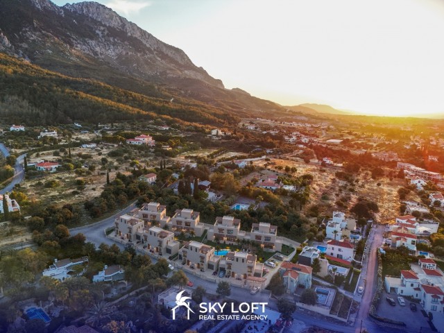 Lapta'da Doğa ve Deniz Manzaralı Faizsiz ve Uzun Vadeli Ödeme Planlı 2+1 Full En-Suite ikiz villalar - Fotoğraf 1