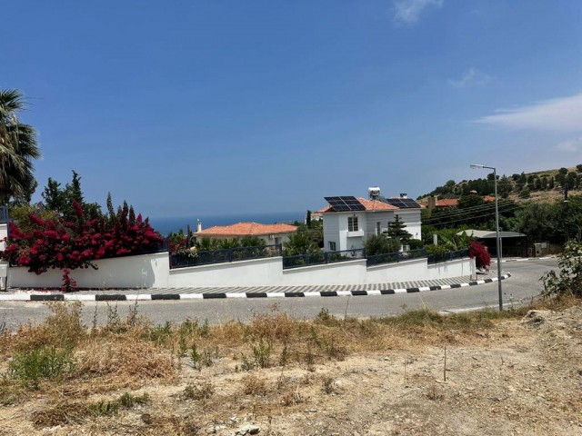 Girne Edremitte deniz manzaralı satılık arsa