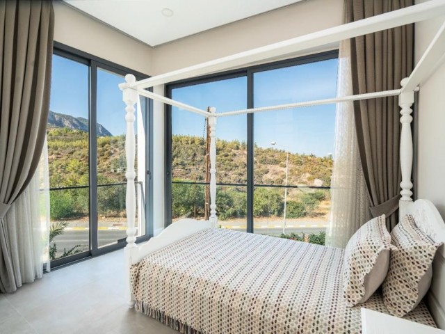 Kıbrıs Girne Bellapais'te Özel Havuzlu Site İçi Hemen Taşınmaya Hazır Satılık 4+1 Lüks Dubleks Daire - Fotoğraf 2