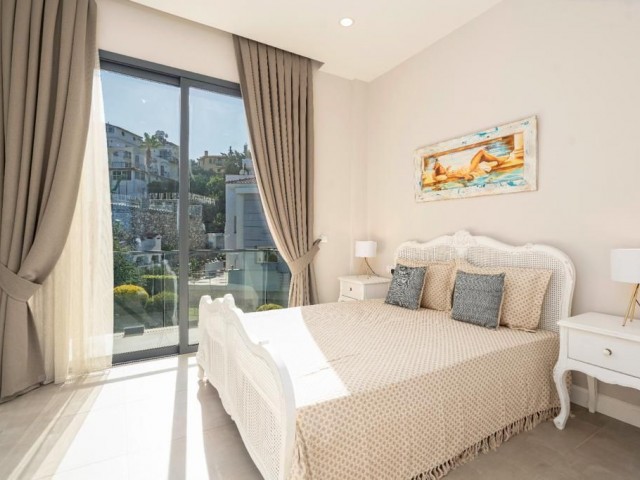 Kıbrıs Girne Bellapais'te Özel Havuzlu Site İçi Hemen Taşınmaya Hazır Satılık 4+1 Lüks Dubleks Daire - Fotoğraf 3