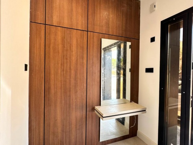 KIBRIS GIRNE ÇATALKOY'DE MUHTEŞEM İÇ MEKAN TASARIMINA SAHIP YENI 3+1 VILLA SATILIK