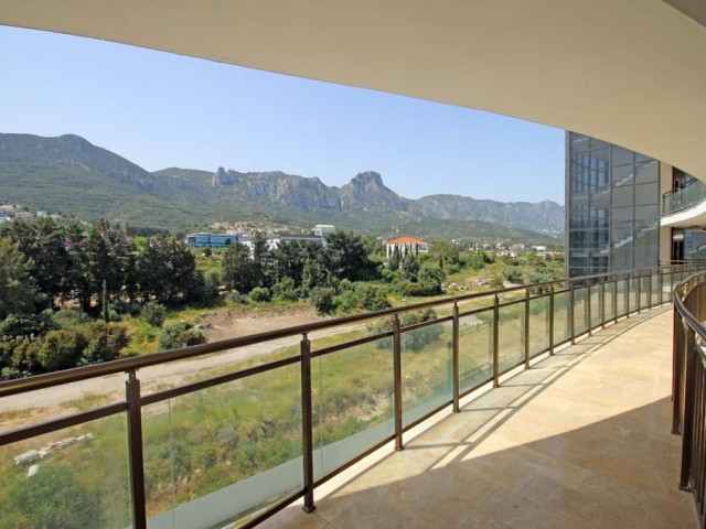 Kıbrıs Girne Merkez'de Akacan Elegance Sitesi'nde Tüm Vergileri Ödenmiş, Dağ ve Deniz Manzaralı Satılık 3+1 En-suit Daire - Fotoğraf 3