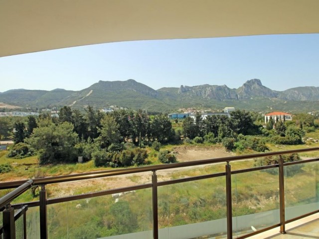 Kıbrıs Girne Merkez'de Akacan Elegance Sitesi'nde Tüm Vergileri Ödenmiş, Dağ ve Deniz Manzaralı Satılık 3+1 En-suit Daire - Fotoğraf 4