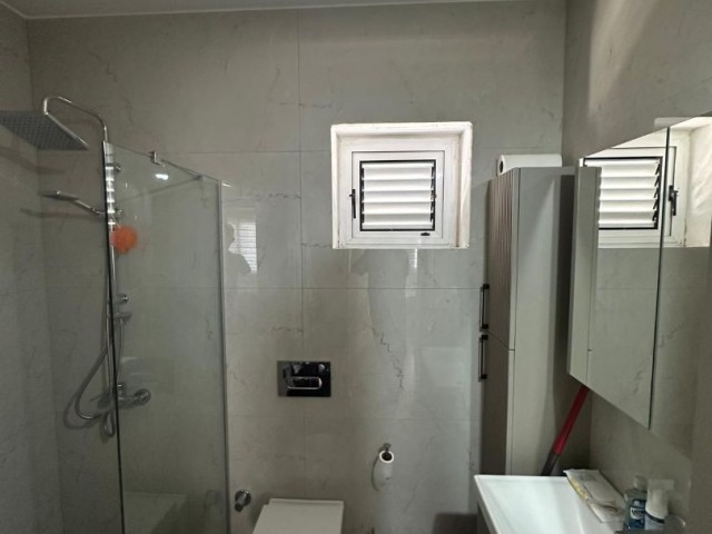 KIBRIS GIRNE ALSANCAK BÖLGESINDE, MILI PARKIN DİBİNDE ORTAK YÜZME HAVUZLU  3+1  VILLA SATILIKTIR