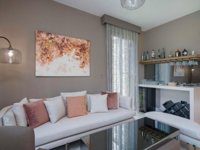 Alsancak'ta Lüks Site İçerisinde Dag ve Deniz Manzaralı Satılık Lüks Villa