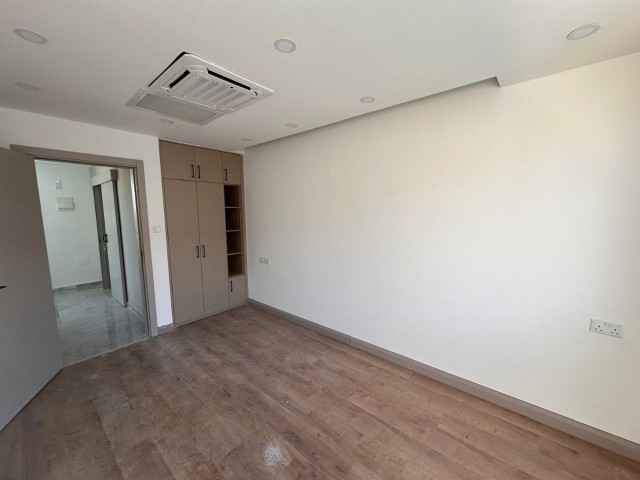 KARŞIYAKA LOKASYONUNDA 2+1 TOWNHOUSE. 150 M² YAŞAM ALANI. MUHTEŞEM DENİZ VE DAĞ MANZARASI. DENİZE SADECE 400 METRE. KONFOR VE PRESTİJLİ KONUMUN MÜKEMMEL UYUMU.