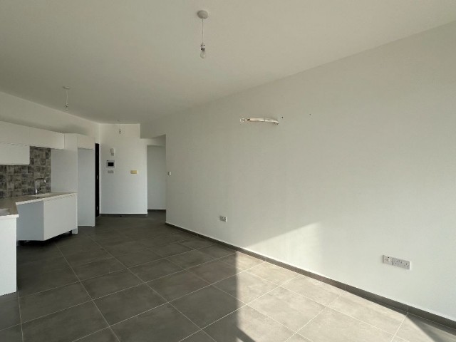 Gaziveren’de En İyi Planlamaya Sahip Denız ve Dag Manzaralı 1+1 Satılık Daire — Çok Uygun Fiyat - Fotoğraf 2