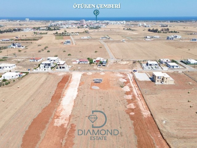 ÖTÜKEN KÖYÜNDE TEMMUZ 2027 TESLİM OLACAK SATILIK ARSA, 32.500 STG PEŞİN GERİSİNİ TAKSİTLE