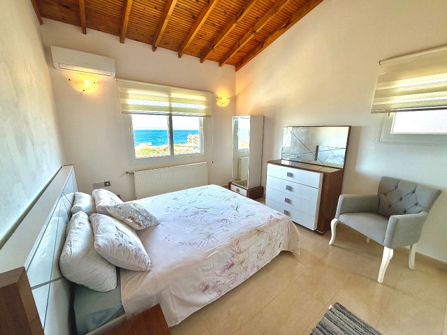 Denize sıfır, plaja bitişik 4+1 villa. - Fotoğraf 1