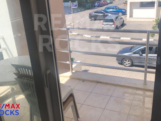 Girne Aşağı Girne'de Satılık 2+1 Daire | Şehir Manzarası ve Ortak Havuz