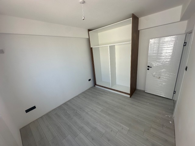 Gazimağusa Merkezde Havuzlu Site İçeriside Satılık 2+1 Daire - Fotoğraf 1