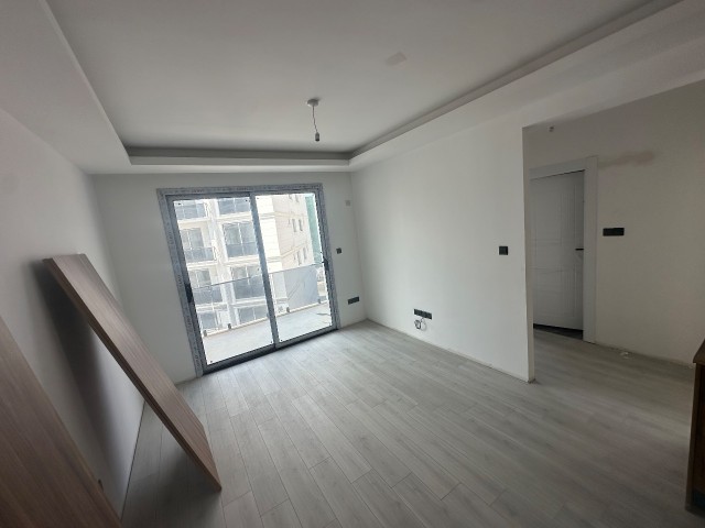 Gazimağusa Merkezde Havuzlu Site İçeriside Satılık 2+1 Daire - Fotoğraf 2