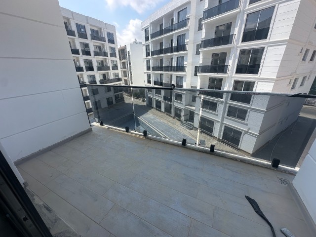 Gazimağusa Merkezde Havuzlu Site İçeriside Satılık 2+1 Daire - Fotoğraf 3