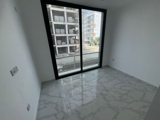 Popüler Long Beachte Hazır 2+1, 85 m2, A blok sahibinden. Tüm vergiler, trafo ödendi. Denize 500m. Site sakinleri için halka açık bir çatı terası bulunmaktadır.. Yaşamaya veya kiralamaya hazır! - Fotoğraf 2