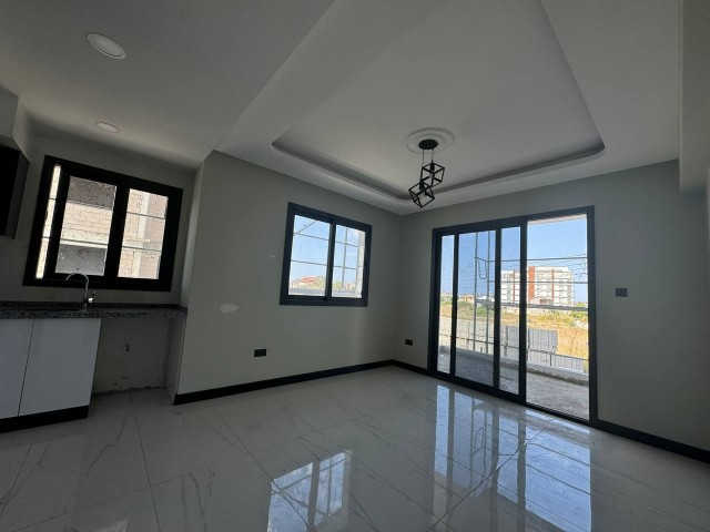 Kârlı fiyat! Yeni Boğaziçi'nin sakin ve elit bir bölgesinde, 135 m2, 4. katta deniz ve dağ manzaralı, ayrı mutfaklı, geniş daire. - Fotoğraf 3