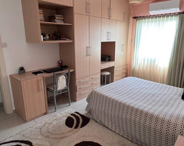 Gazimağusa'da Önder Çarşısı yanında, eski şehir ve zar zor görünen deniz manzaralı, vergileri ödenmiş, tapusu mevcut 1+1 satılık - Fotoğraf 4