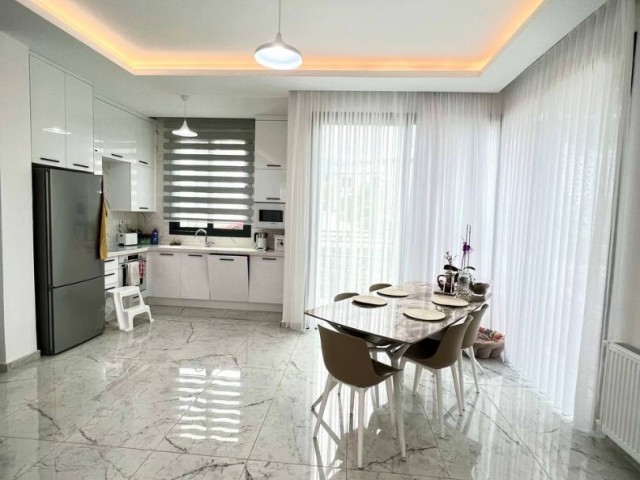 Alsancak'ta İkiz Villa 3+1 Temel Bilgiler: Boyut: 130 m² + 45 m² teras Odalar: 3 yatak odası, 2 banyo Manzara: Dağ ve deniz manzarası Teslim Tarihi: Ekim 2022 Kompleks: İş sınıfı Garanti: Ekim 2024'e kadar - Fotoğraf 1