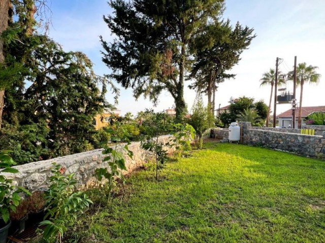 Alsancak'ta İkiz Villa 3+1 Temel Bilgiler: Boyut: 130 m² + 45 m² teras Odalar: 3 yatak odası, 2 banyo Manzara: Dağ ve deniz manzarası Teslim Tarihi: Ekim 2022 Kompleks: İş sınıfı Garanti: Ekim 2024'e kadar - Fotoğraf 2