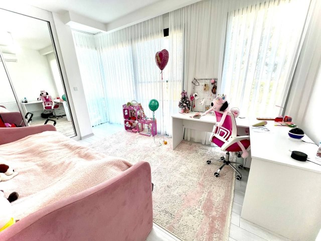 Alsancak'ta İkiz Villa 3+1 Temel Bilgiler: Boyut: 130 m² + 45 m² teras Odalar: 3 yatak odası, 2 banyo Manzara: Dağ ve deniz manzarası Teslim Tarihi: Ekim 2022 Kompleks: İş sınıfı Garanti: Ekim 2024'e kadar - Fotoğraf 4