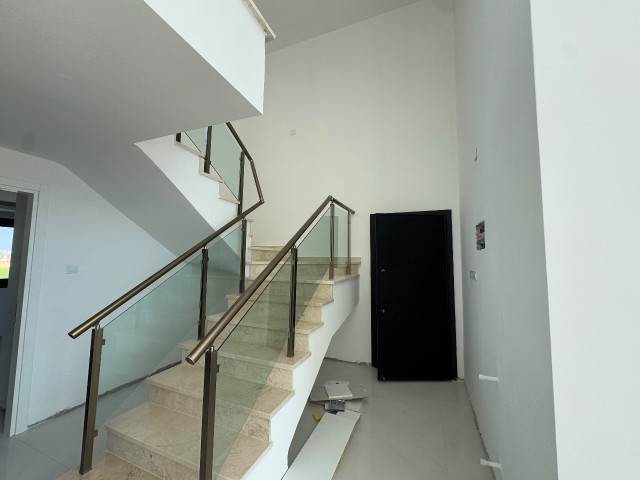 İskele'de Fiora residence'da 168m2  ve 78m2'lik çatı bahçesine özel erişimli 3+2 Loft Dubleks daire daire!  Denize 200 m!