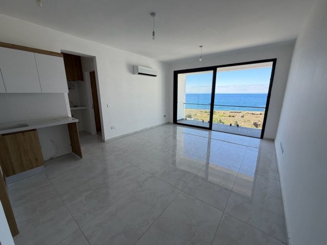GİRNE MERKEZ’DE SATILIK TÜRK KOÇANLI KAPANMAZ DENİZ MANZARALI 2+1 DAİRE !
